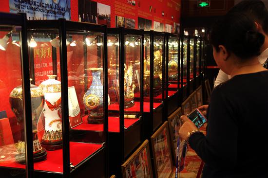 中国景泰蓝十大国礼引瞩目 签售台前藏家排长队