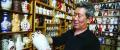 大爷喜爱瓷器 30年收集2000余个瓷酒瓶